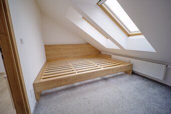Pronájem prostorného půdního bytu 3+kk (90 m²) | Jičín – uli