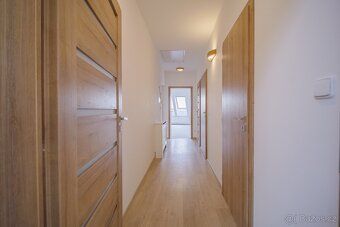 Pronájem prostorného půdního bytu 3+kk (90 m²) | Jičín – uli