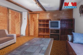 Nabízíme k prodeji prostorný rodinný dům 7+1 v centru obce Z