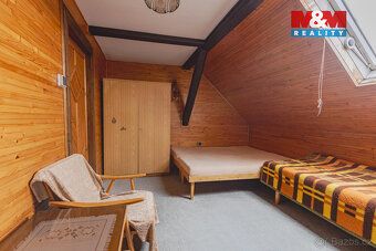 Nabízíme k prodeji prostorný rodinný dům 7+1 v centru obce Z