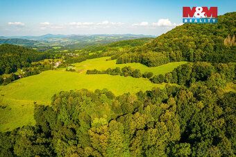 Nabízíme pozemek u hlavní komunikace o výměře 570 m2 v obci 