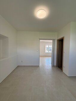Pronájem bytu 2+kk s užitnou plochou 33 m². Dispozice bytu z