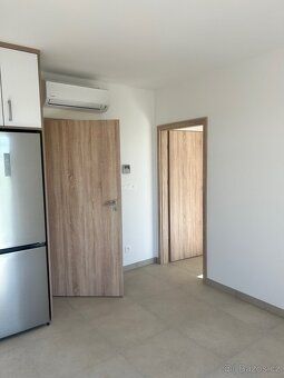 Nabízíme k pronájmu světlý a vzdušný byt 2+kk (37 m²) s balk
