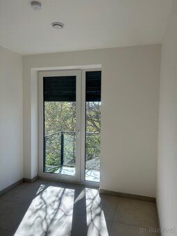 Nabízíme k pronájmu světlý a vzdušný byt 2+kk (37 m²) s balk
