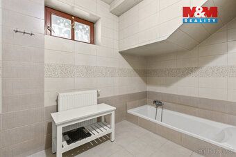 Nabízíme k prodeji samostatně stojící rodinný dům v tiché a 
