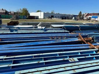 Prodám střešní konstrukci haly včetně plechové krytiny, délk
