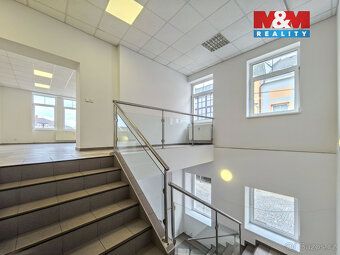 Nabízíme k pronájmu dvoupodlažní obchodní prostory v centru 