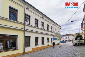Nabízíme k pronájmu dvoupodlažní obchodní prostory v centru 