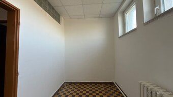 Nabízíme k pronájmu kancelář v uzavřeném průmyslovém areálu 