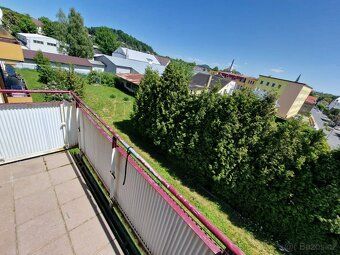 Pronajmu byt 3+1 65 M2 Třetí patro s balkonem, sděným sklepe
