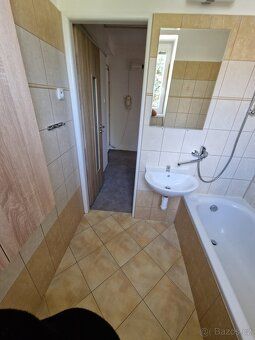 Pronajmu byt 3+1 65 M2 Třetí patro s balkonem, sděným sklepe