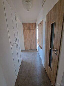 Pronajmu byt 3+1 65 M2 Třetí patro s balkonem, sděným sklepe