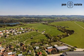 Nabízíme k prodeji pozemek o výměře 1 987 m² v obci Hrobice,