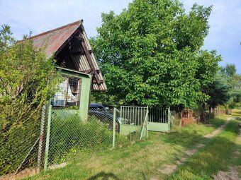 Dobrý den. Nabízíme k prodeji zahradu o výměře 1000 M2, Klid
