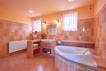 Velký rodinný dům o dispozici 6+2, zastavěné ploše 161 m², u