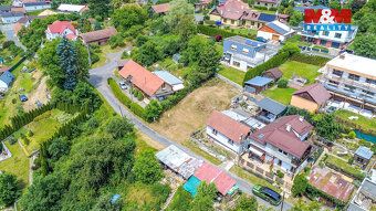 Nabízíme vám originální stavební pozemek v klidné slepé ulic