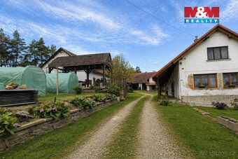 Nabízíme k prodeji prostorný rodinný dům v klidné části obce