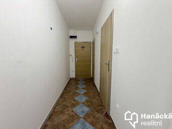 Nabízíme k pronájmu byt 2+1 se šatnou a balkonem o celkové v