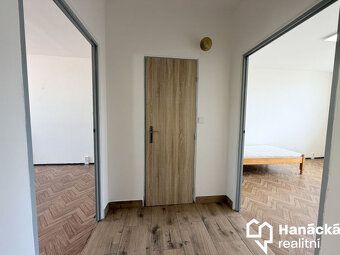 Nabízíme k pronájmu byt 2+1 se šatnou a balkonem o celkové v