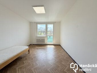Nabízíme k pronájmu byt 2+1 se šatnou a balkonem o celkové v