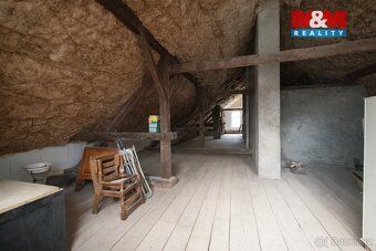 Nabízíme samostatně stojící cihlový rodinný dům s historií v