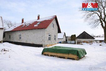 Nabízíme k prodeji chalupu 4+1 s garáží nacházející se v obc
