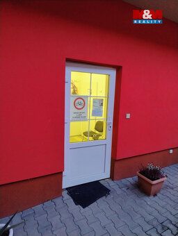 Nabízíme k pronájmu obchodní prostory nacházející se na lukr