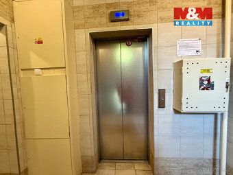 Pronájem světlého bytu 1+kk, 29 m², 3. NP v panelovém domě v