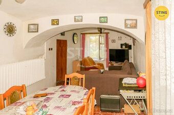 Nabízíme Vám ke koupi rodinný dům o dispozicí 6+1 v obci Pet
