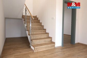 K pronájmu byt 4+kk v novostavbě cihlového domu se třemi byt