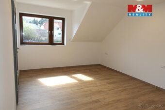K pronájmu byt 4+kk v novostavbě cihlového domu se třemi byt
