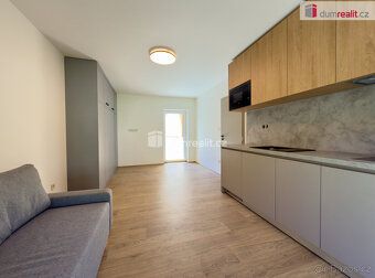 cena včetně právního servisu, úschovy kupní ceny a odměny zp