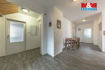 Větší rodinný dům nedaleko centra města, v ulici Máchova.
Dů