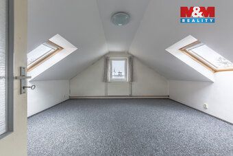 Větší rodinný dům nedaleko centra města, v ulici Máchova.
Dů