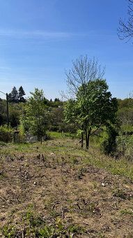 Prodej slunného pozemku 1 942 m² – Brno Sadová | krásný výhl