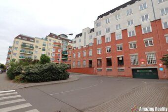 Nabízíme k prodeji garážové stání o výměře cca 13 m2 v širší
