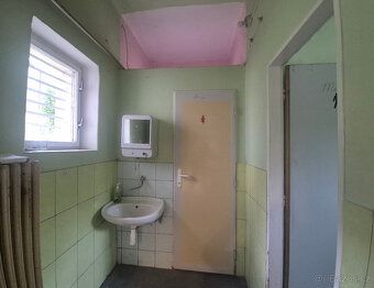 Nabízím k prodeji prostorný dům ke komerčním účelům, jedná s