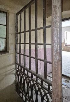 Nabízím k prodeji prostorný dům ke komerčním účelům, jedná s