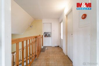 Prodej dvougeneračního rodinného domu v obci Lochovice. Nabí