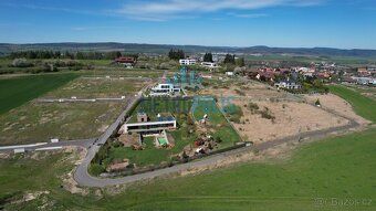 Stavební pozemek 695m² na kraji Hořovic – výhled, klid a kom
