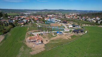 Stavební pozemek 695m² na kraji Hořovic – výhled, klid a kom