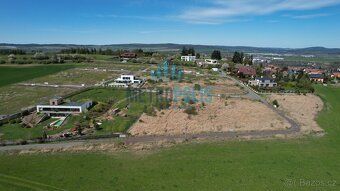 Stavební pozemek 695m² na kraji Hořovic – výhled, klid a kom