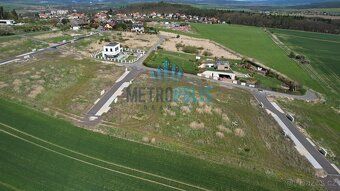 Stavební pozemek 695m² na kraji Hořovic – výhled, klid a kom