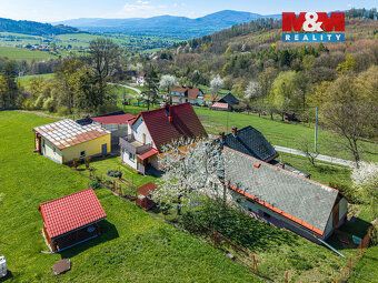 Na okraji obce Vendryně, na pozemku o velikosti 15 989 m², s