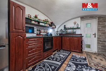 Nabízíme k prodeji prostorný a udržovaný rodinný dům u centr