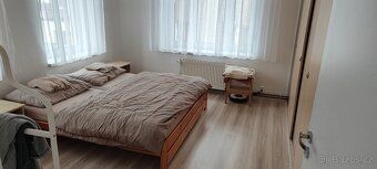Rodinné sídlo s dílnou, 3 garážemi a 5 byty – kombinace bydl