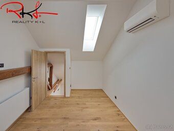 Exkluzivně nabízíme k pronájmu prostorný mezonetový byt č. 2