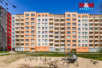 Nabízíme k pronájmu prostorný byt o dispozici 3+1 a celkové 