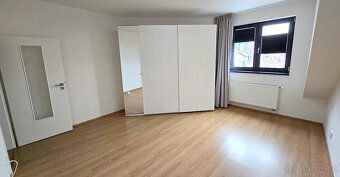 Nabízíme k pronájmu byt atypický a velmi světlý byt 2+kk+gal