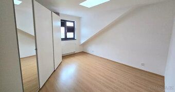 Nabízíme k pronájmu byt atypický a velmi světlý byt 2+kk+gal